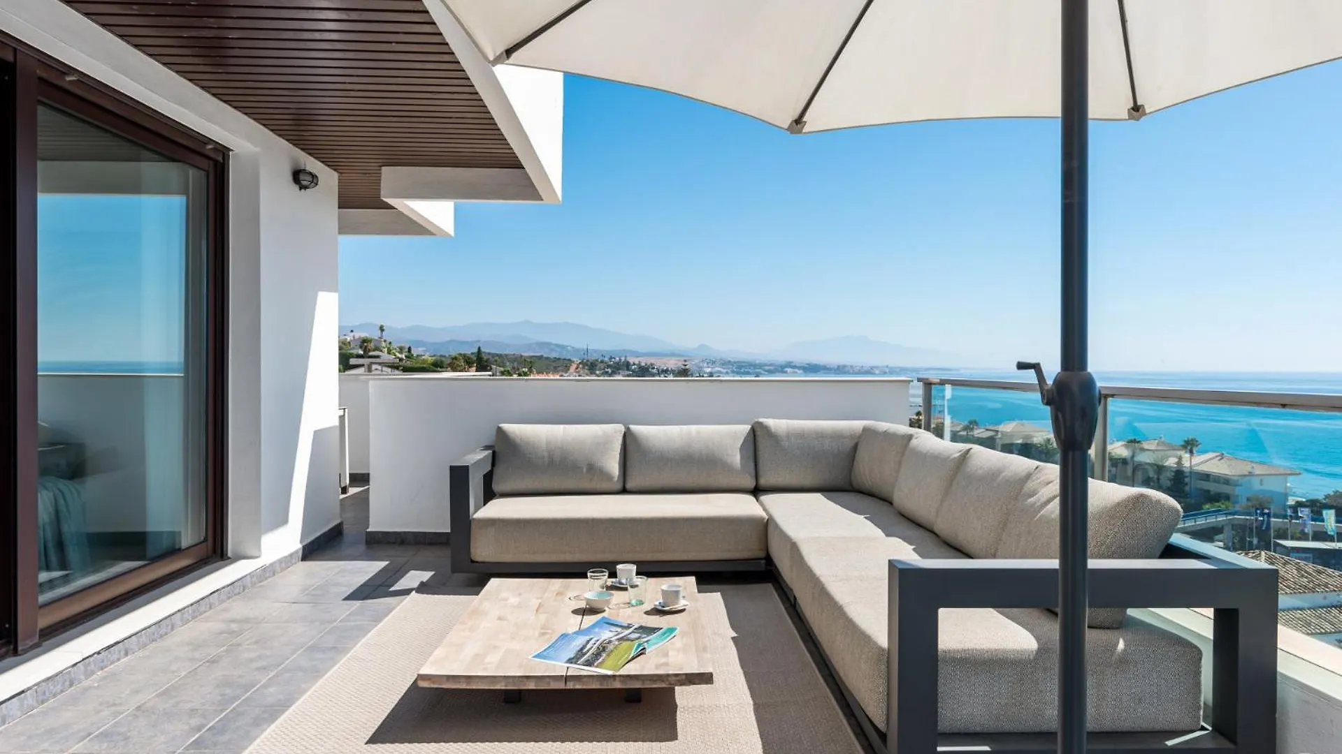 Vivi Homes - Casa Skye Pool, Terrace & Sea View Estepona
