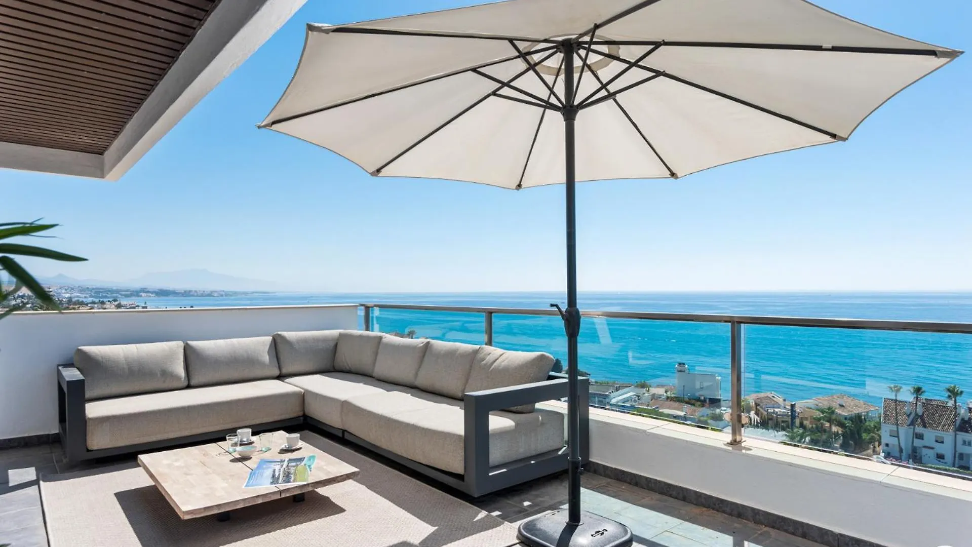 Vivi Homes - Casa Skye Pool, Terrace & Sea View Estepona