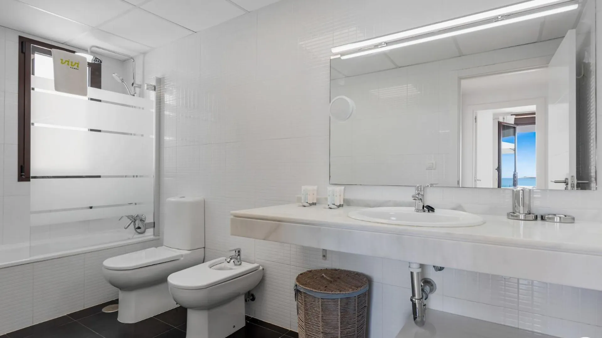 Vivi Homes - Casa Skye Pool, Terrace & Sea View Estepona