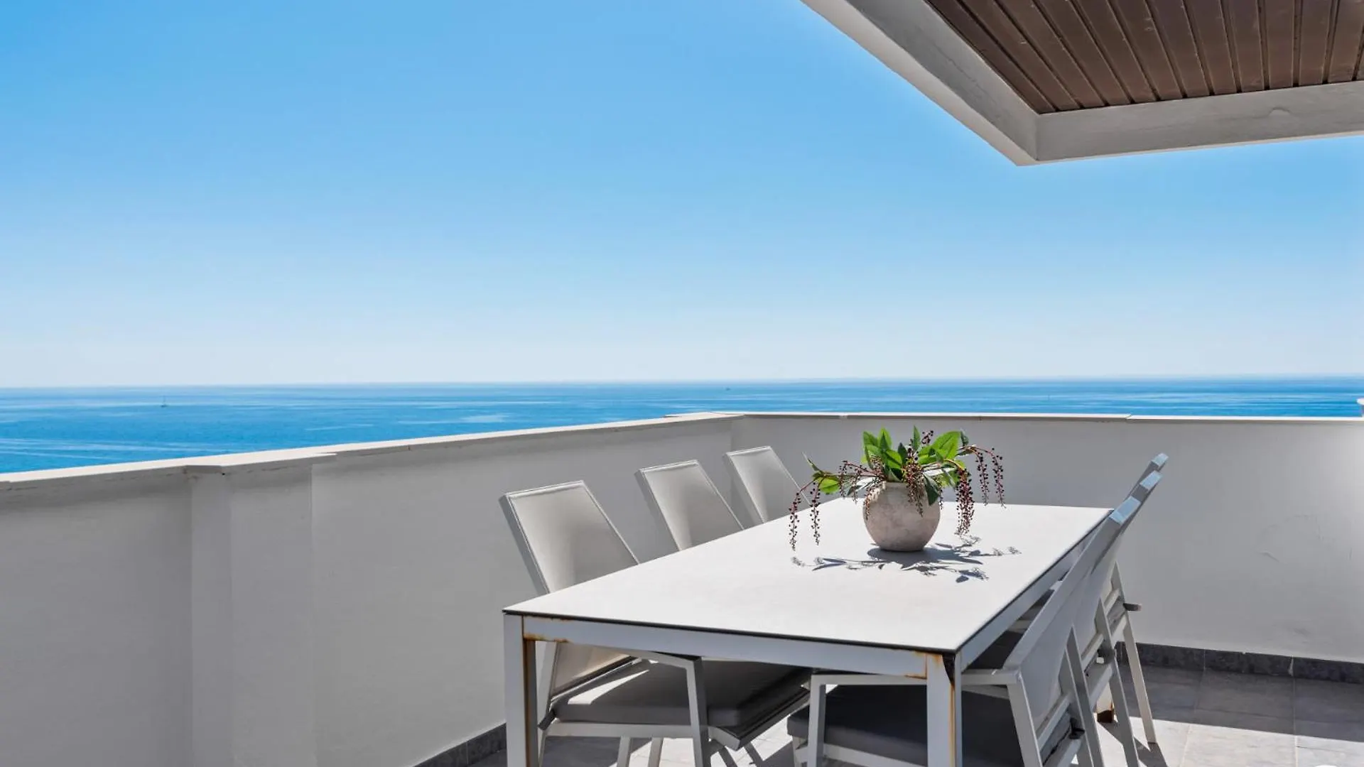 Vivi Homes - Casa Skye Pool, Terrace & Sea View Estepona Apartment