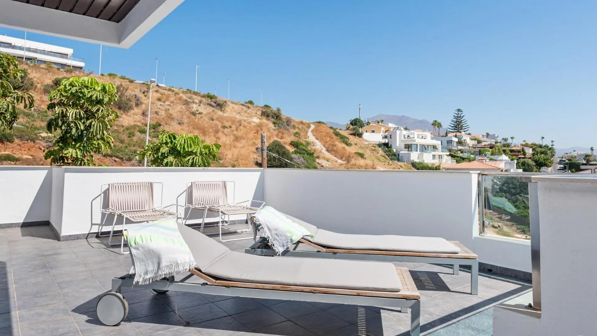 Vivi Homes - Casa Skye Pool, Terrace & Sea View Estepona Apartment